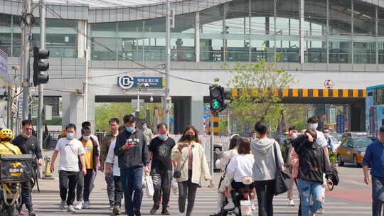 地铁五道口站外行人来来往往