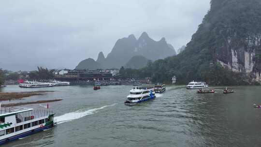 桂林漓江烟雨朦胧游客游船