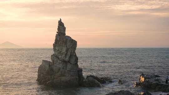 海浪拍打岩石 海浪拍打礁石 浪翻滚