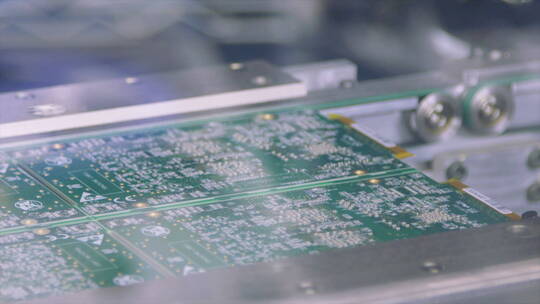 表面贴装技术SMT机将元件放置在电路板上
