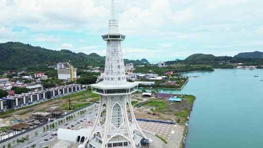 马来西亚玛雅塔和海岸线的鸟瞰图。