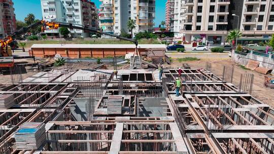 鸟瞰建筑工人为地基工作绑钢筋