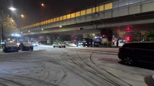 下雪马路上街景行人汽车视频素材模板下载