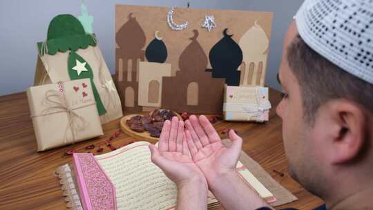 斋月穆斯林祈祷
