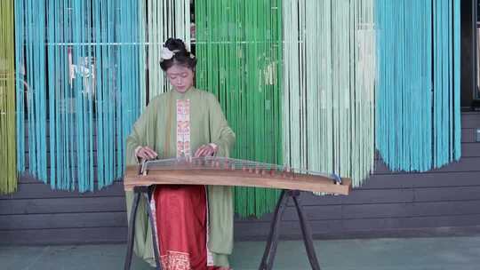 身穿中国传统汉服的女子弹奏古筝唯美画面