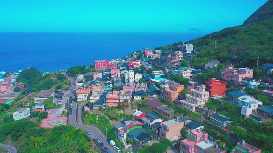 沿着蜿蜒的沿海公路和乡村的航拍镜头