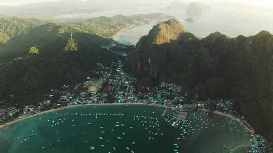 蓝色海湾中的旅游船