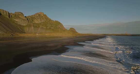 大西洋日落时赫瓦尔内斯自然保护区黑色海滩的鸟瞰图