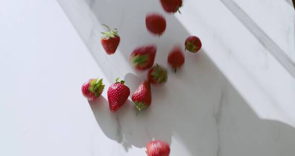 掉落在桌面上的草莓