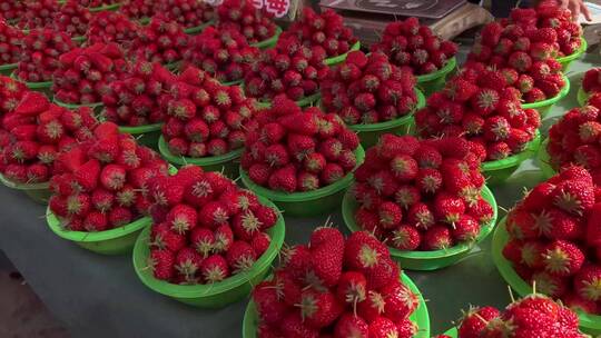 【镜头合集】集市摆摊卖草莓春季水果视频素材模板下载