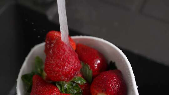 清洗碗中的草莓
