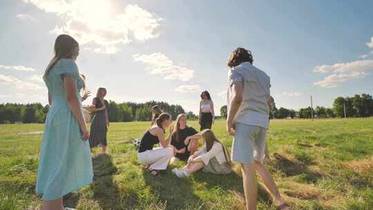 夏日，朋友们在草地上互相扔球