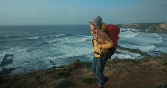 史诗电影海岸风景中的女性徒步旅行者
