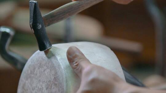 手工艺视频手工匠人锻银银器铁锤锻打技艺