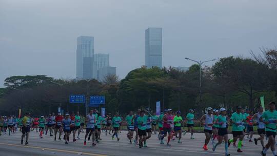 城市马拉松奔跑的人群运动员