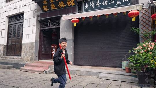 靖港古镇巷子里欢乐奔跑的小男孩