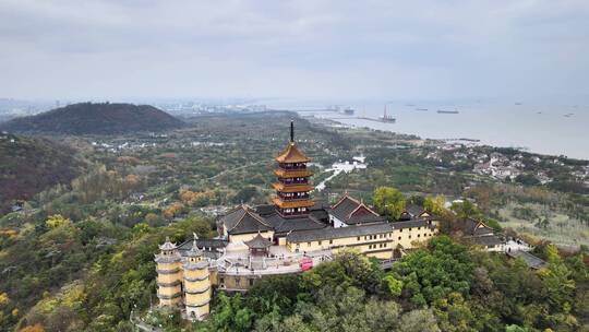 秋日阴天长江边的南通狼山广教禅寺视频素材模板下载