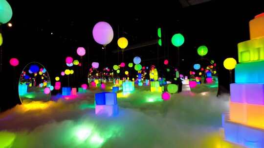 彩色光影气球方块艺术空间