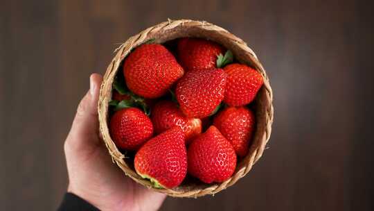 一篮新鲜草莓68