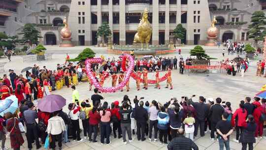 航拍多人观看舞龙舞狮