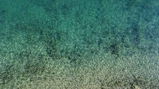 俯拍清澈碧蓝水面清澈见底湖水视频素材模板下载