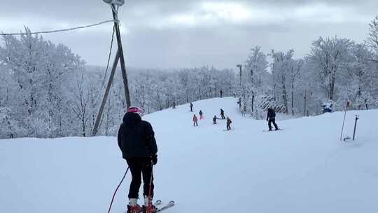 在山上滑雪的人