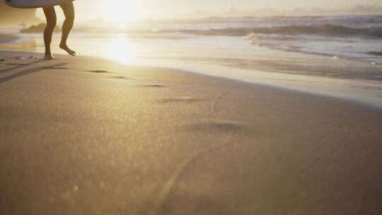 黄昏在海滩上奔跑的女人腿部特写视频素材模板下载