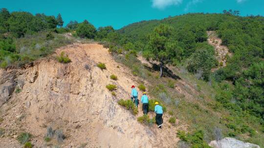 地勘测绘队员翻山越岭地质勘探测量视频素材模板下载