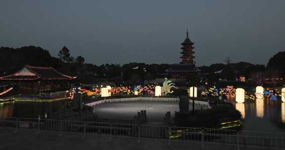 苏州盘门古典建筑旁水面上的多彩灯笼夜景