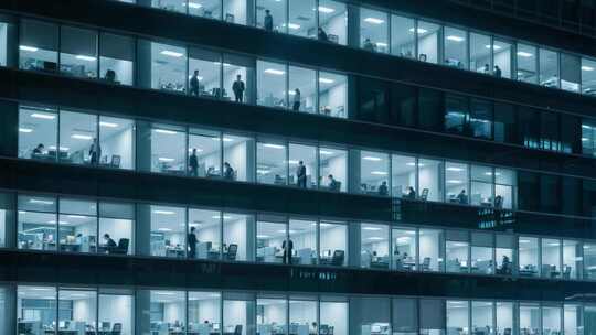 写字楼内夜间办公场景