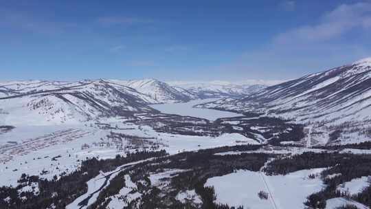 航拍新疆冬季喀纳斯河流晨雾雪山森林雪景