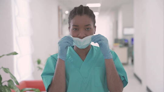 女医生摘掉口罩微笑的特写镜头视频素材模板下载