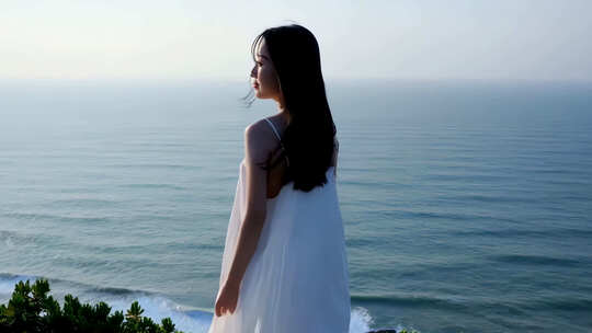 女子海边身着白裙眺望远方