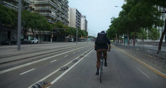 相机跟踪城市Bikelane上的通勤自行