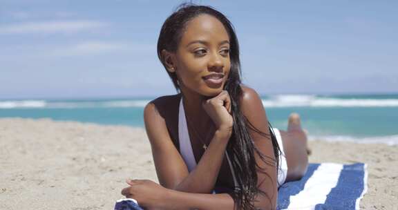 黑色的女人躺在沙滩上