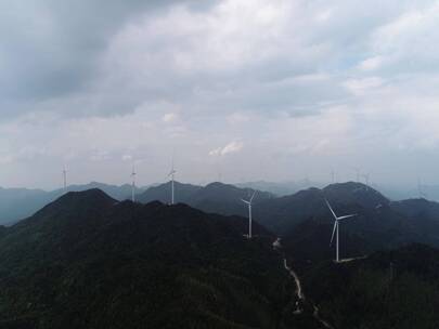 群山风车风电系统一排排风车绿色清洁能源