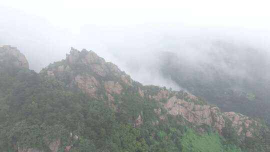 泰山扇子崖，云雾缭绕