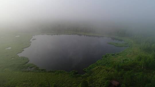 航拍晨雾迷漫的大兴安岭森林湖泊