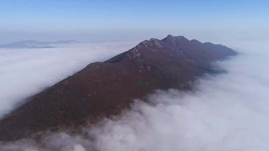 云海之上的山峰