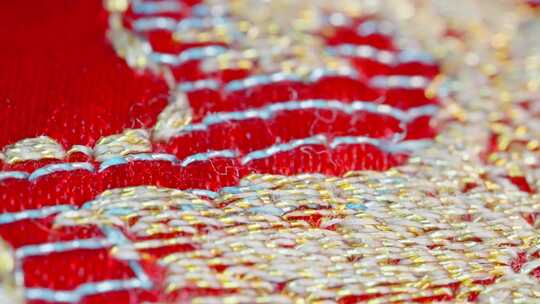 红色丝绸绸缎微距金丝线针织棉线特写