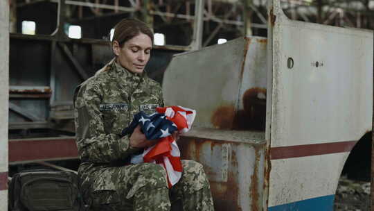 废墟上举着美国国旗的女兵