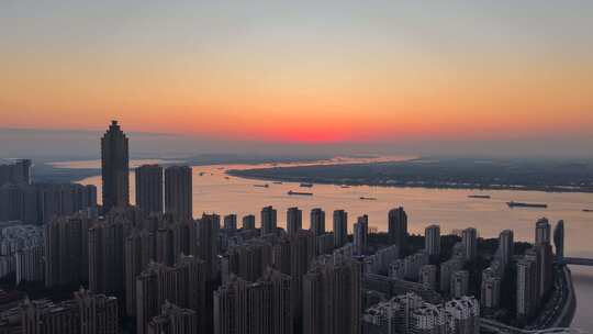 芜湖城市黄昏时分的江景与高楼全景