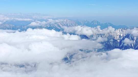 冬天在成都西岭雪山高空看远处的云海雪山