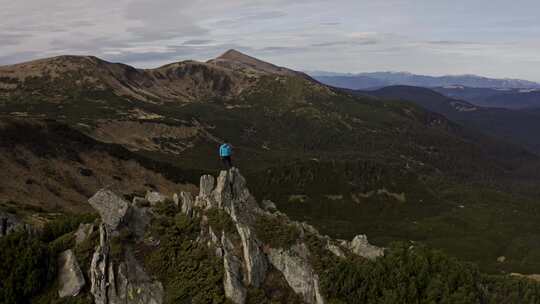 旅行者攀登高山岩石顶部天线