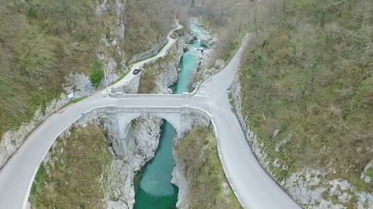 斯洛文尼亚索卡河上桥梁的鸟瞰图