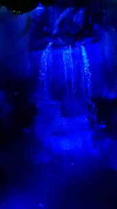 人造瀑布上的蓝光效应
