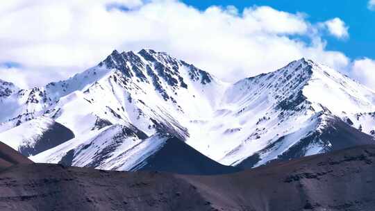 帕米尔高原的雪山美景