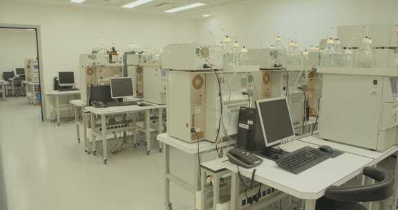 分析实验室中的HPLC色谱系统
