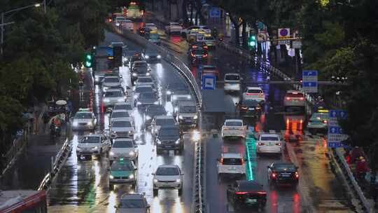 城市夜晚道路交通车流