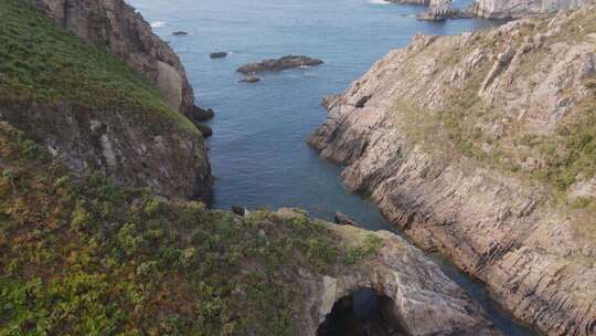 海岸边礁石与山丘俯拍画面